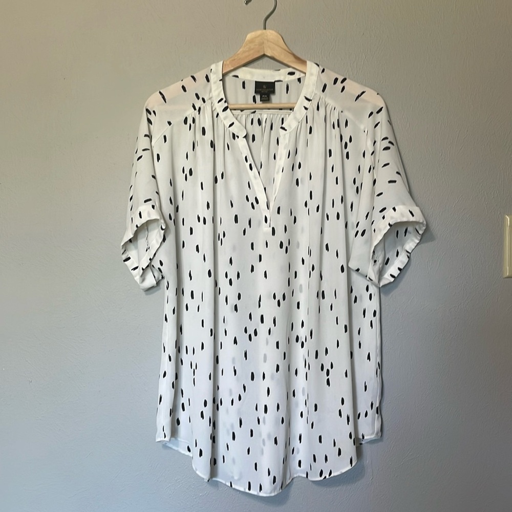 NWOT Worthington Petite XL Top in cream with black paintbrush print.